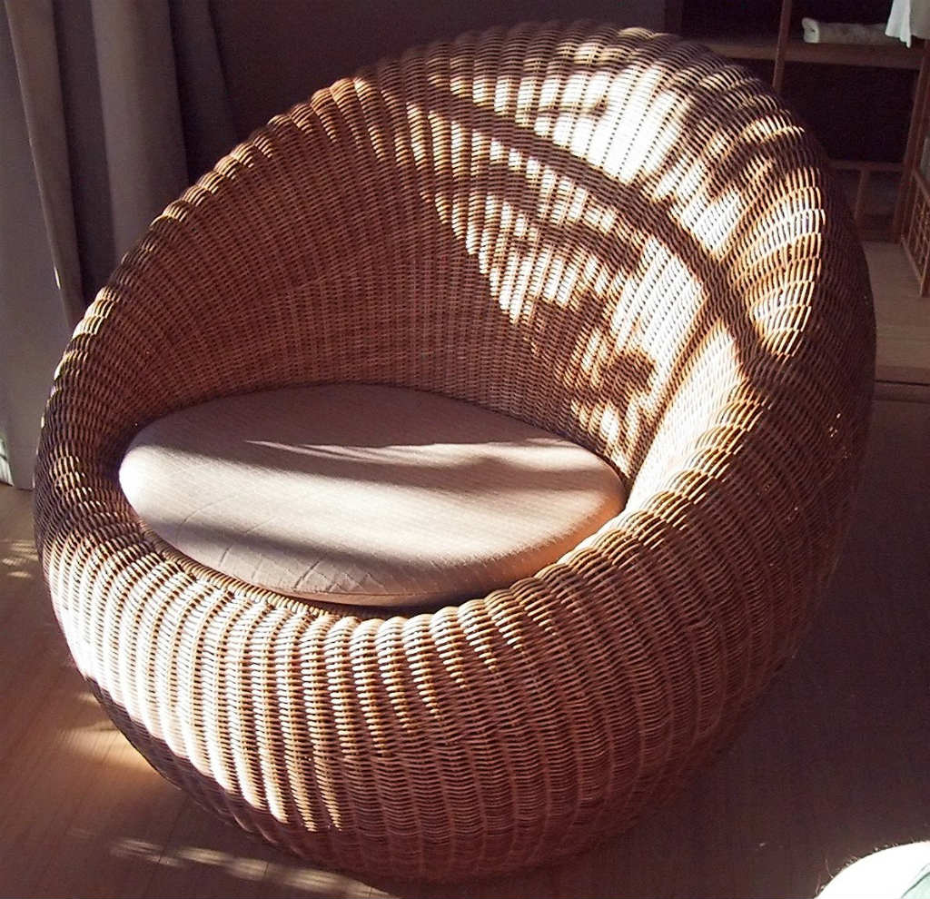круглое плетеное кресло из ротанга